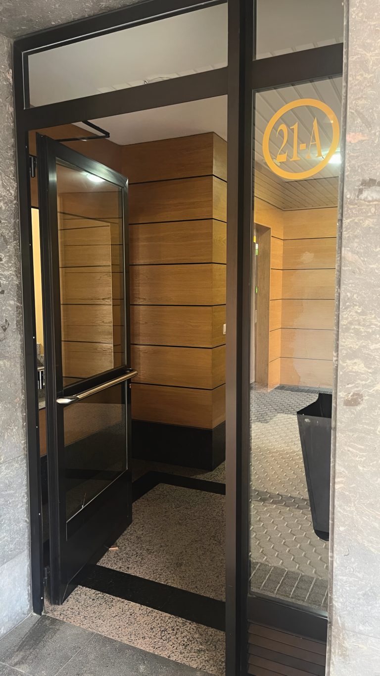 Limpieza portal madera aluminio cristal